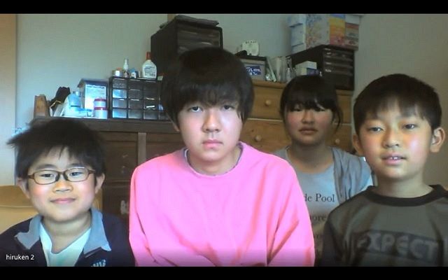 オンライン取材で研究テーマやヒルへの愛を語った子どもヤマビル研究会のども研究員たち。左から江口文健さん、碓井悠太さん、宮本侑佳さん、吉村奏佑さん（スクリーンショット）