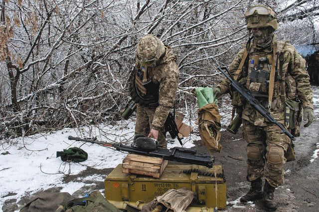 ２６日、ウクライナ東部ハリコフ郊外で装備を扱うウクライナ兵＝ＡＰ