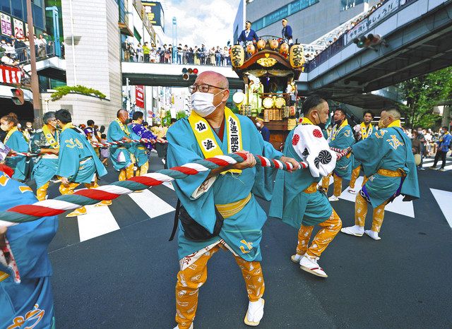 仙波町の山車を曳く武藤康弘記者（中）