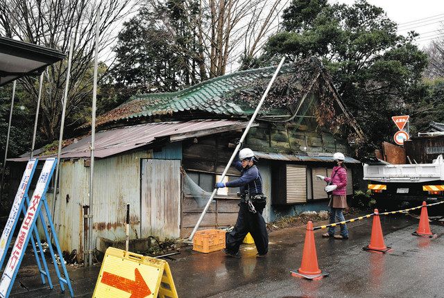 崩れかけた空き家の解体工事に取りかかる業者＝茨城県土浦市で
