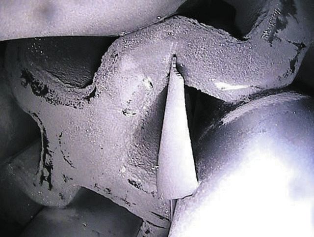 高浜原発4号機の蒸気発生器内の配管（右下）に刺さった鉄さびの薄片（中央の三角形）＝福井県で（関西電力提供）