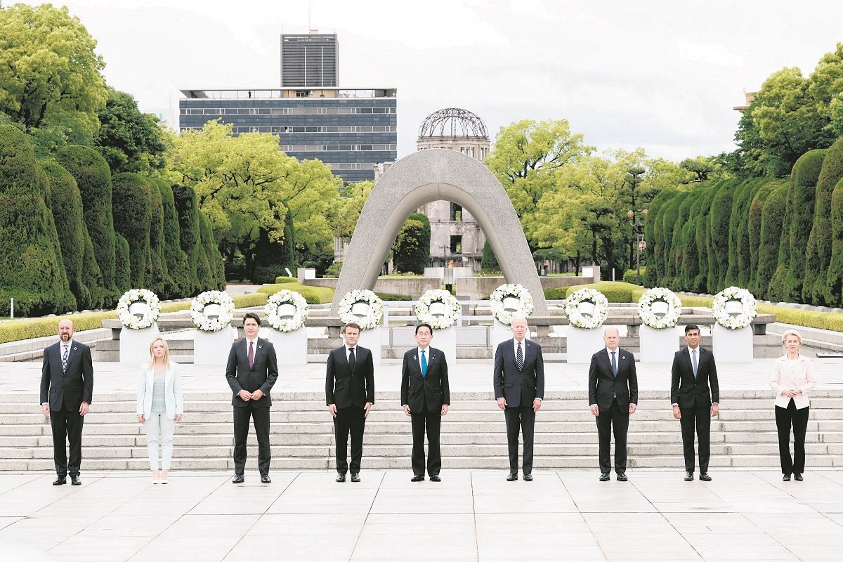 平和記念公園で記念撮影に納まる岸田文雄首相（中央）と先進7カ国（G7）の首脳ら＝2023年5月、広島市中区で（代表撮影）