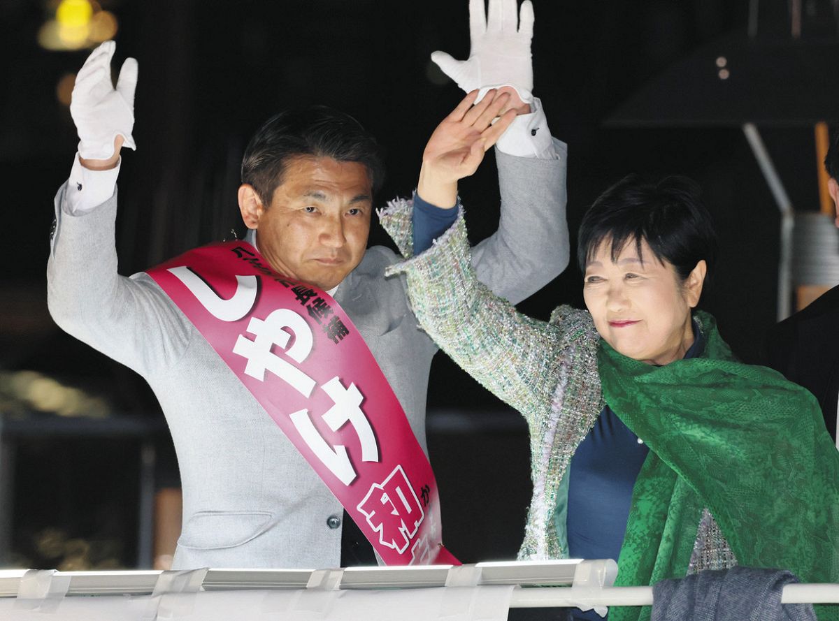 八王子市長選で小池百合子知事㊨の支援を受けた初宿和夫さん