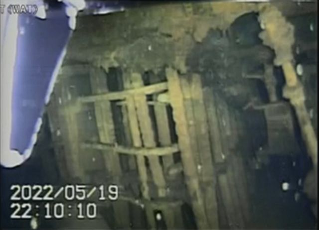 圧力容器を支える基礎はコンクリートがなくなり、鉄筋が向きだしになっていた＝東京電力福島第一原発1号機原子炉内で（国際廃炉研究開発機構、日立GEニュークリア・エナジー提供）