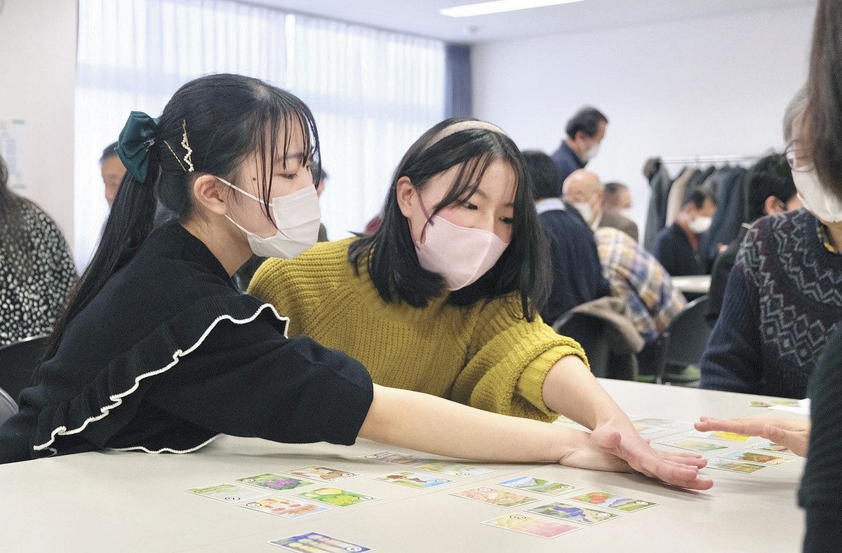 47都道府県を「取って」学ぶ 日本地理かるた 白熱の競技会：東京新聞