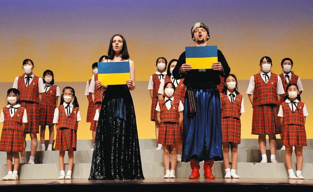 八千代少年少女合唱団の子どもたちとともに、ウクライナ国歌を歌うデニスさん（手前（右））とクリスティーナさん（同（左））＝八千代市で
