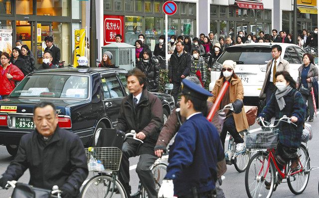 東日本大震災から4日後。計画停電の朝、自転車と徒歩で移動する大勢の通勤客ら＝練馬区高野台で