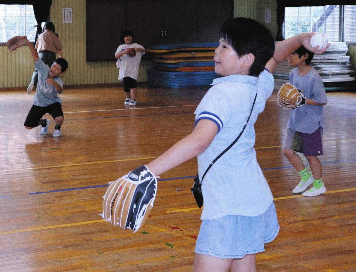 昼休みにキャッチボールを楽しむ碧山小学校の児童たち＝東京都西東京市で