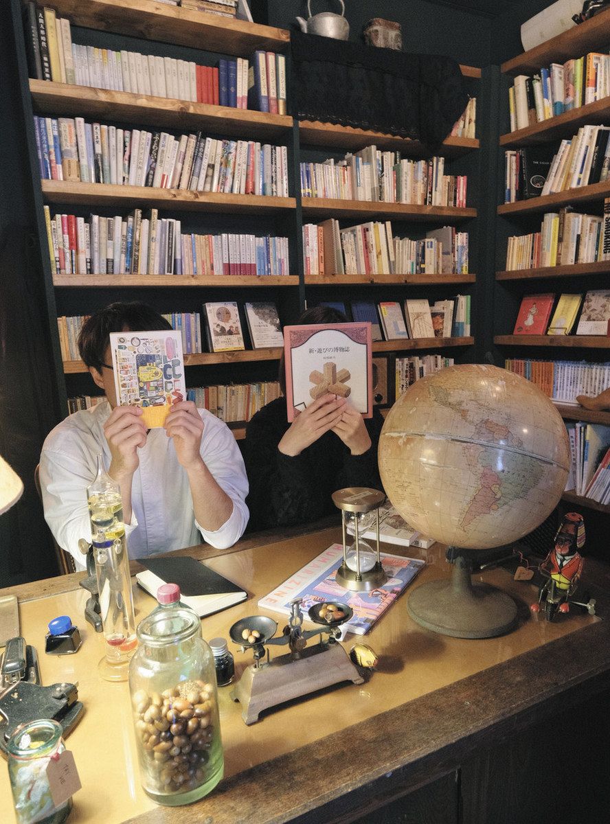 田坂創一さん（左）と渡辺沙絵子さんが運営する「ひみつの本屋」の店内 
