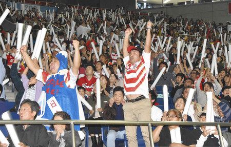 田村選手がペナルティーゴールを決め喜ぶ観客＝さいたま市の埼玉スタジアムで