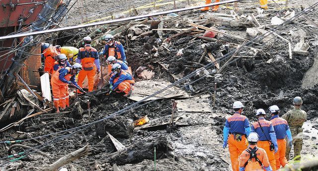 土石流発生から１週間。がれきや泥が堆積する災害現場で捜索活動する消防隊員ら