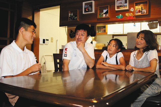 周衍さん（左端）の学校での話を聞く李さん一家＝東松山市で
