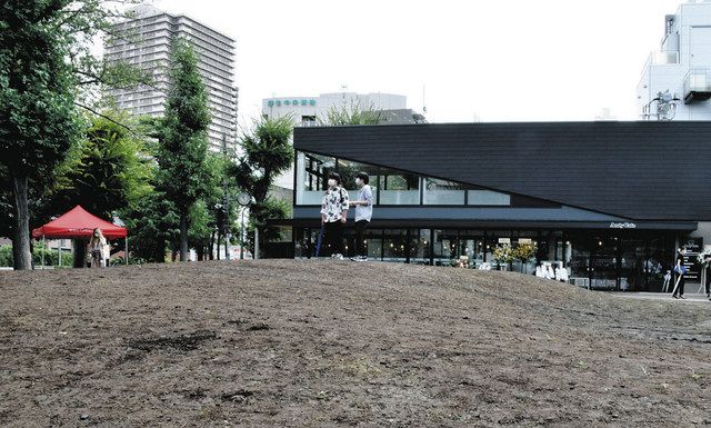 リニューアルされ、中央に築山がつくられた「恵比寿南一公園」。右奥はドッグカフェ＝１日、東京都渋谷区で 
