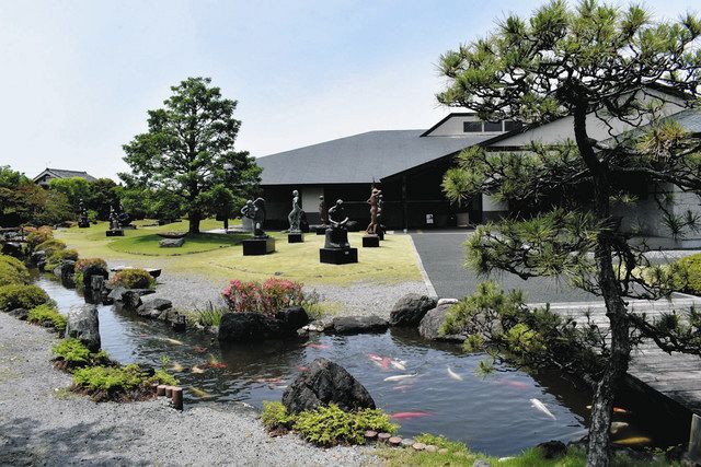 ２６日に閉館するサトエ記念２１世紀美術館。日本庭園に彫刻が展示されている
