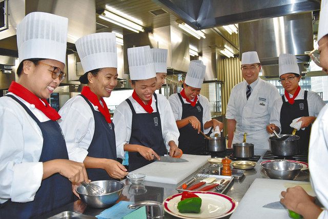 調理を学ぶミャンマー出身の女性たち＝いずれも東京都新宿区の新宿調理師専門学校で、並木智子撮影