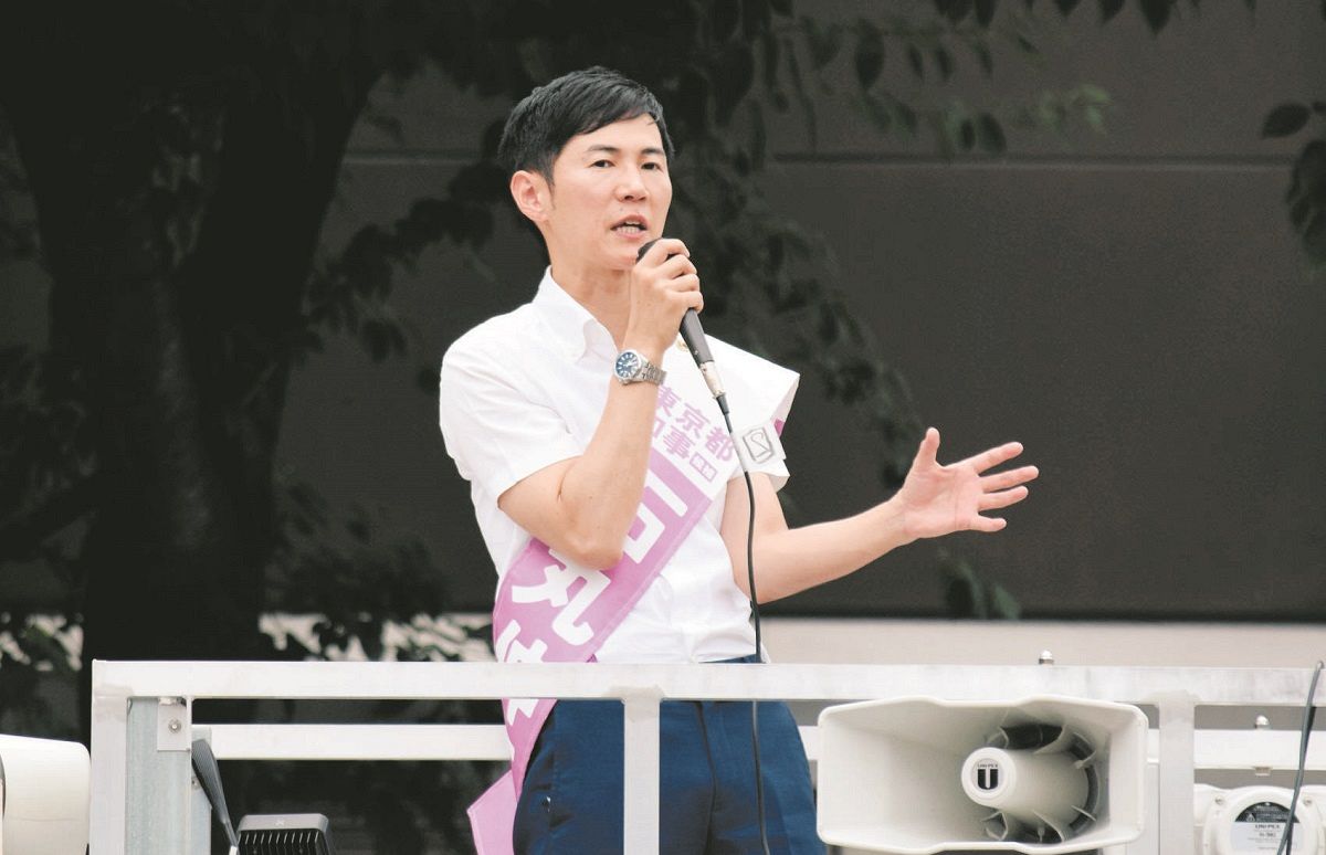 聴衆を前に支持を呼び掛ける石丸伸二氏