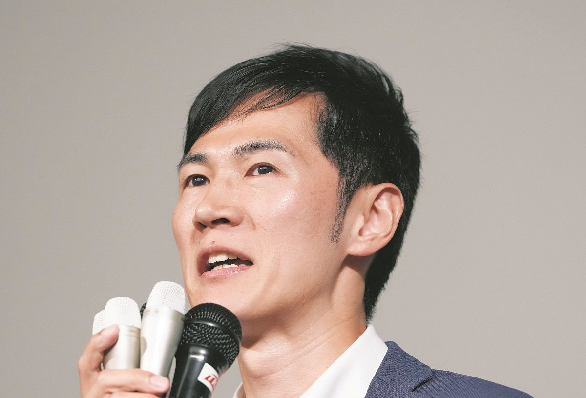7日夜、都知事選の落選が決まり、記者の質問に答える石丸伸二氏（木戸佑撮影）