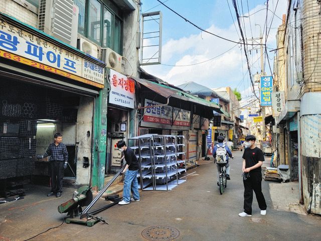 ソウルの乙支路で、鉄工などの町工場と、若者らに人気のカフェが共存する街並み（木下大資撮影）