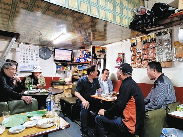 ソウルの乙支路で、「ヒョン食品」で飲酒しながら談笑する常連客ら。建物は日本統治時代からあるという（木下大資撮影）