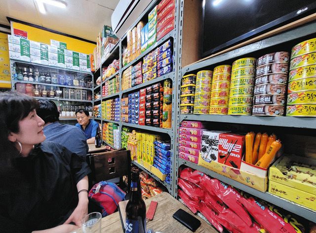 ソウルの乙支路で、つまみの缶詰などが並ぶ「大福商会」の店内。左は鄭銀淑さん（木下大資撮影）