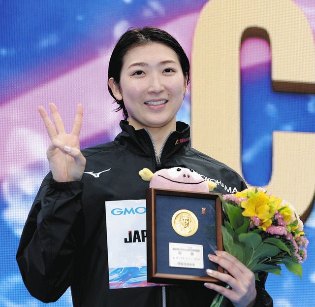 競泳日本選手権女子50メートルバタフライで優勝し表彰式で笑顔を見せる池江璃花子＝2023年4月、東京アクアティクスセンター