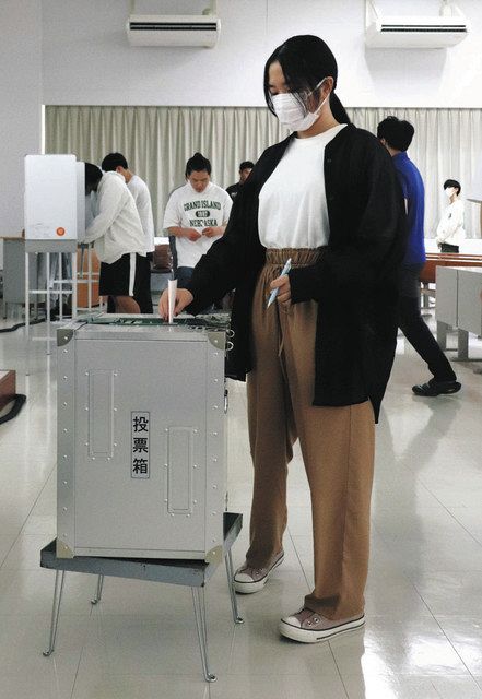 実際の投票箱を使って模擬投票を体験する学生たち＝いずれもさいたま市緑区の浦和大で