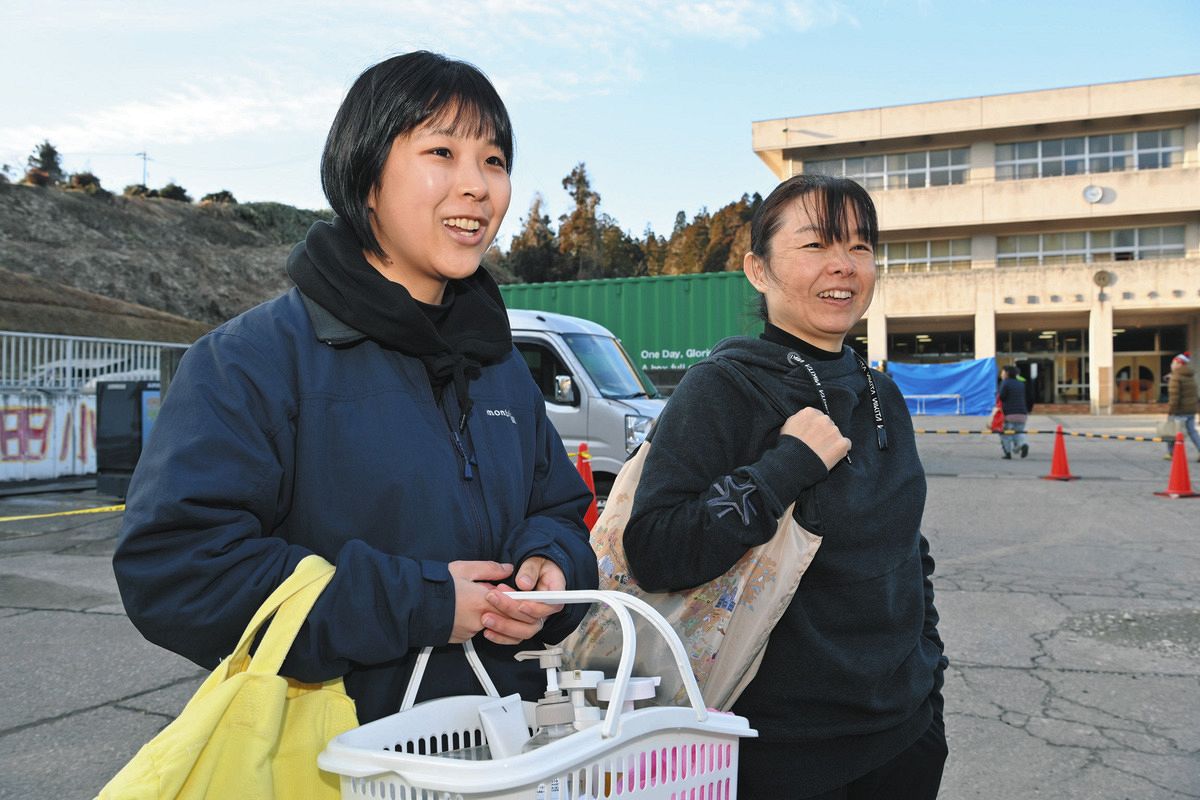 自衛隊風呂が混んでいて引き返した女性たち＝石川県珠洲市飯田町で