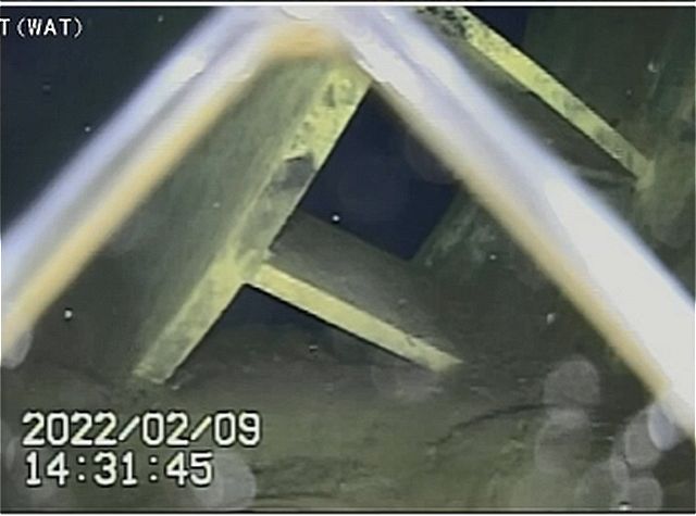 1号機原子炉の格納容器底部の様子。構造物の下に堆積物が広がっている＝東京電力福島第一原発で（国際廃炉研究開発機構、日立GEニュークリア・エナジー提供）