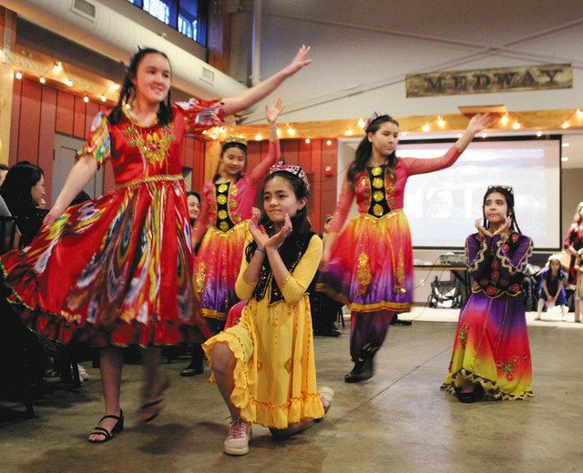 ３月、米ボストン郊外で民族衣装を着て踊りを披露するウイグル族の少女ら。米国で独自の文化を守る取り組みが続く＝杉藤貴浩撮影