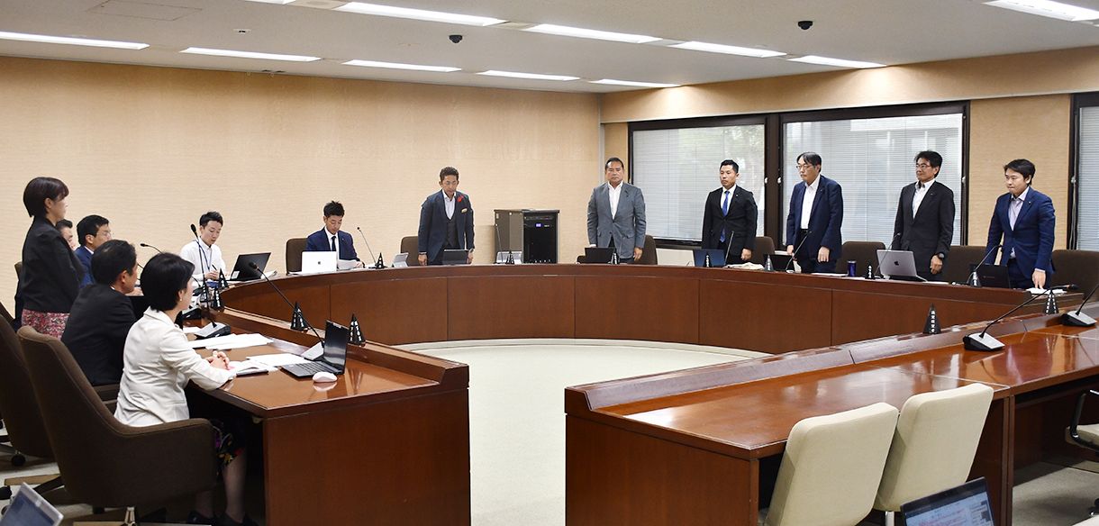 福祉保健医療委員会で、賛成の立場で起立する議員ら＝6日、埼玉県議会で