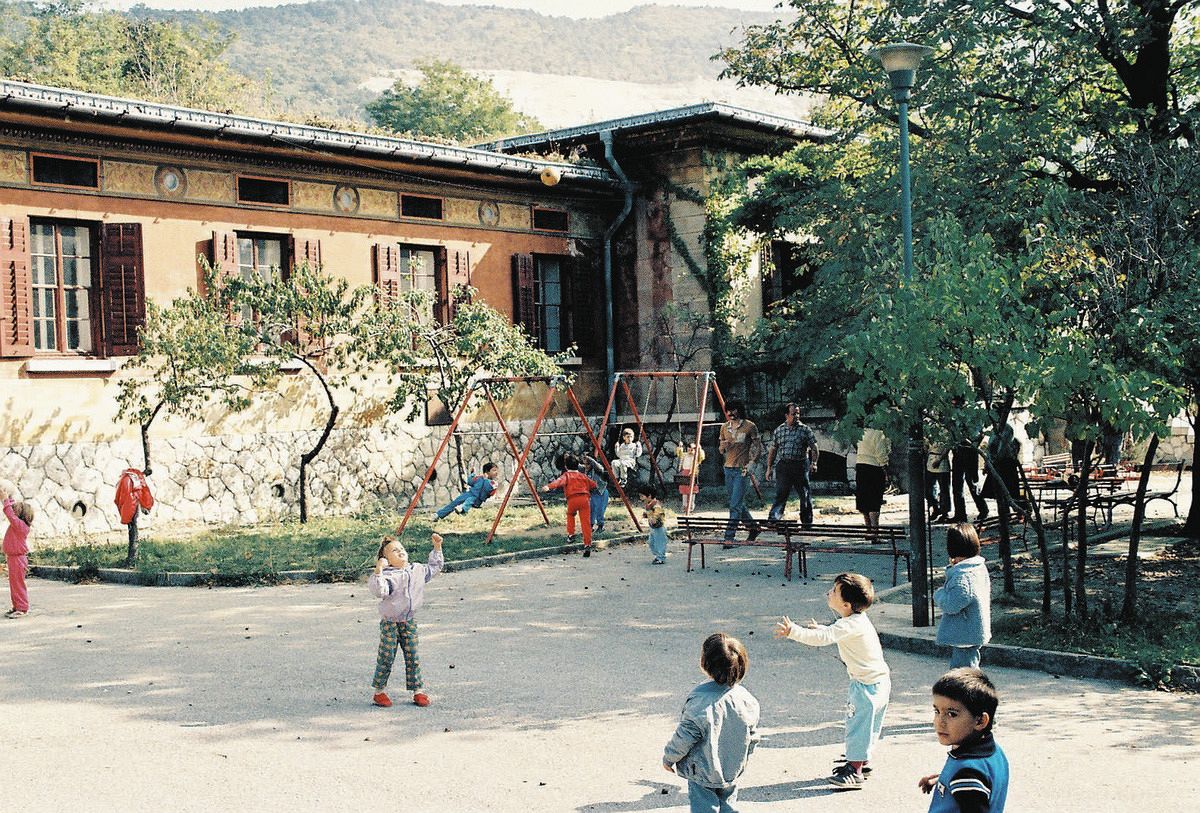 イタリア北東部の州都トリエステでは、精神科病院の閉鎖病棟が幼稚園として整備された＝1986年撮影、大熊さん提供