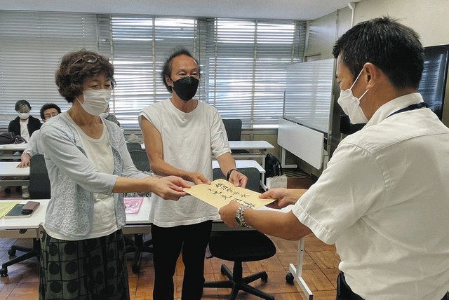 市職員（右）に国葬当日の半旗掲揚の中止を申し入れる市民団体メンバーら＝横須賀市で
