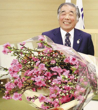 馬絹の花桃 春を告げる ｊａセレサ 川崎市長に花束贈る 東京新聞 Tokyo Web