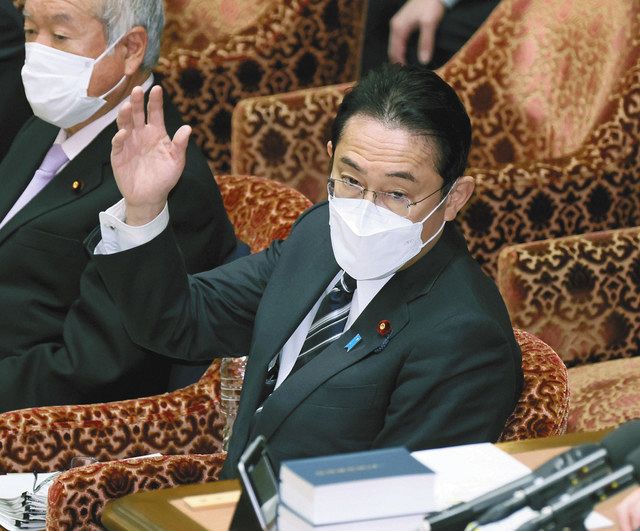 衆院予算委で答弁のため挙手する岸田首相