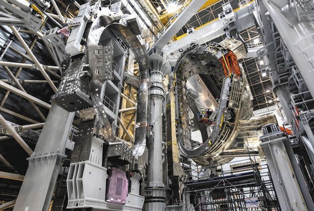 超高温の燃料を閉じ込める磁場を生み出す巨大なD型コイルの組み立て作業＝フランス南部サン・ポール・レ・デュランスで（ITER機構提供）