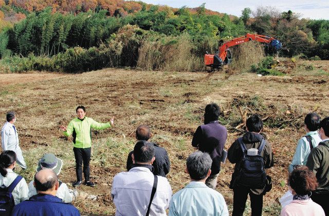 整備中の農園予定地で開かれた見学会＝高崎市で 