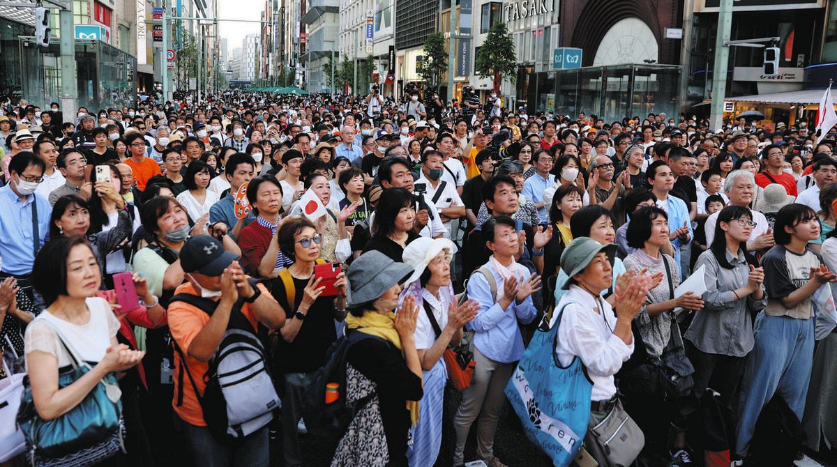 2022年7月の参院選で、候補者の最後の訴えに耳を傾ける有権者ら。日本では、選挙と政策の垣根がない＝東京・銀座で