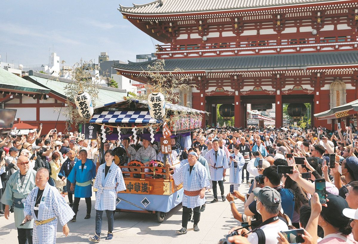 シラサギの群れが舞った 浅草・三社祭が開幕「まるで別世界」 「宮出し」は最終日の19日：東京新聞 TOKYO Web