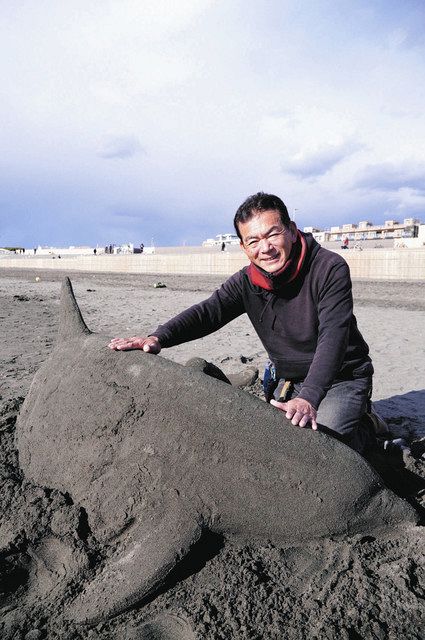 かながわ未来人＞浜辺泳ぐ 砂のアート 江ノ島イルカ部代表・草薙徹