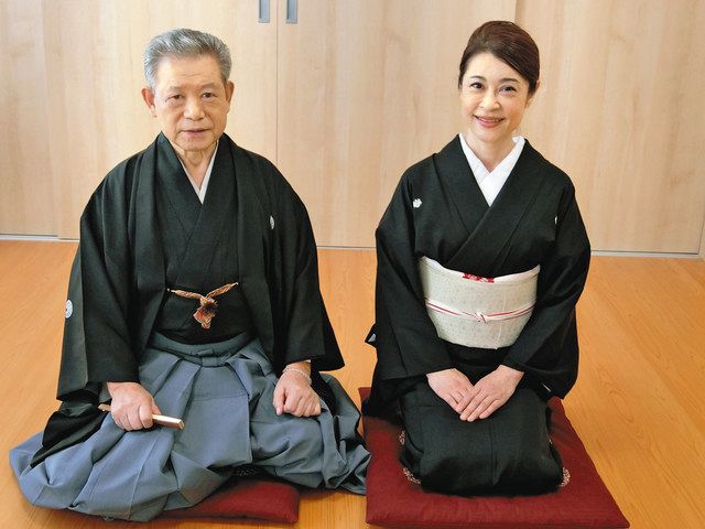 悪性リンパ腫を乗り越えて真打ちに昇進した一龍斎貞弥さん（右）。左は師匠の貞花さん＝東京都豊島区で