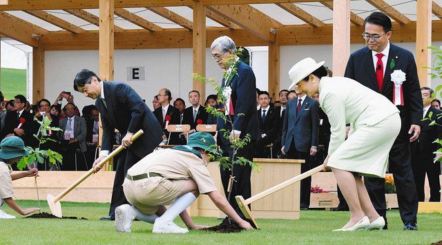 全国植樹祭で苗木を植えられる天皇、皇后両陛下＝2019年6月2日、愛知県尾張旭市の県森林公園で