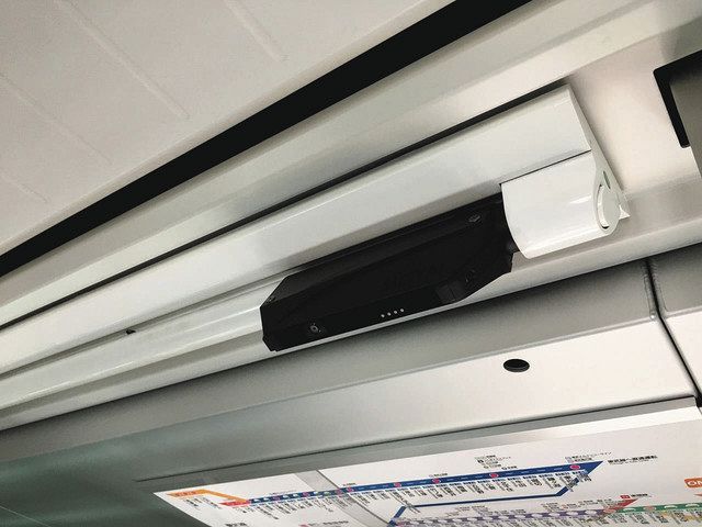 東急電鉄が車両内に設置した蛍光灯と一体型の防犯カメラ。ほぼリアルタイムで車内の映像を指令で確認できる＝東急電鉄提供