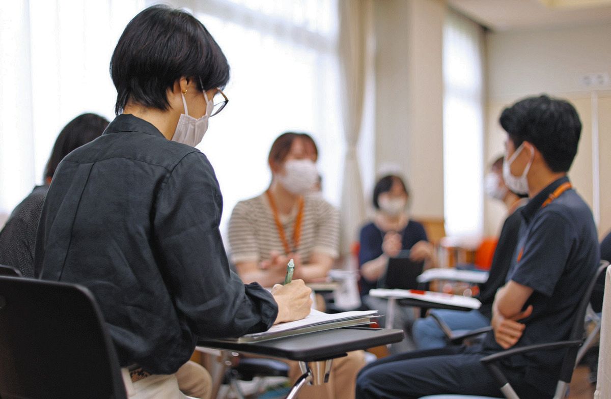 児童相談所の人材を育成する研修を受ける児童福祉司ら＝東京都世田谷区で