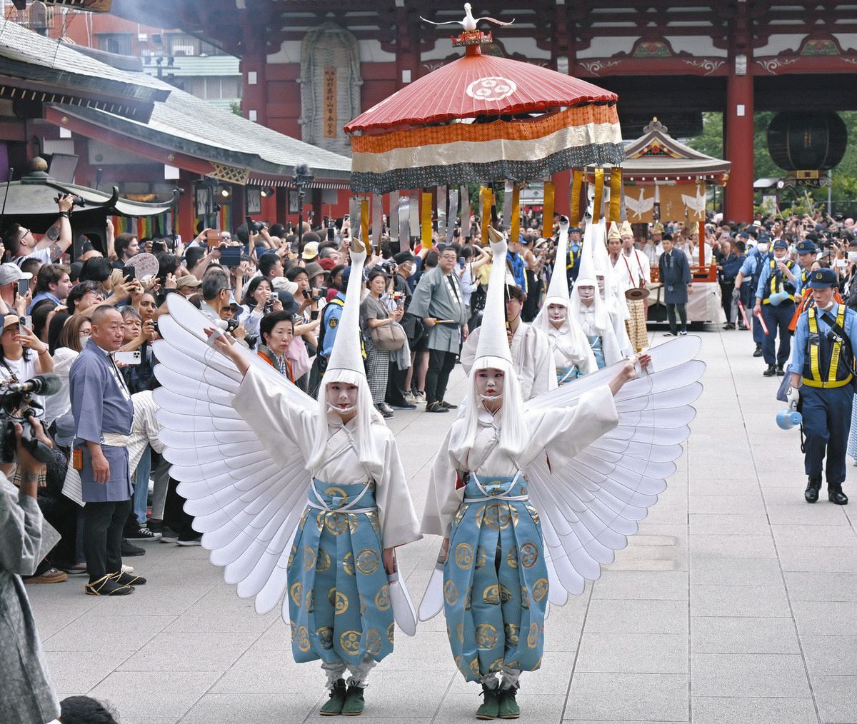 華やか！ 三社祭に外国人観光客も大喜び「白鷺の舞が美しい、いつもの