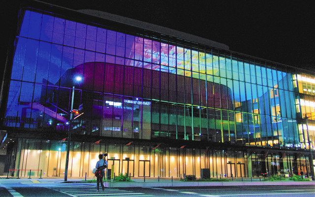 １８日夜の試験点灯で華やかに彩られた高崎芸術劇場＝高崎市で
