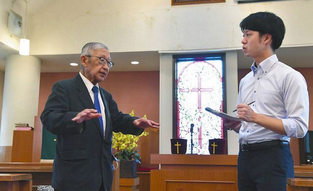 日本基督教団牧師の関田寛雄さん（左）に戦時中の体験談などを取材する本紙の丸山耀平記者＝川崎市川崎区の在日大韓基督教会で