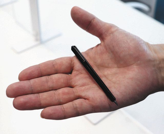 投票所で有権者に手渡す使い捨ての鉛筆＝横浜市役所で
