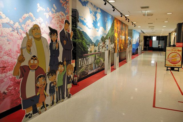 日本の四季をバックに人気キャラが並ぶ「成田アニメロード」＝いずれも千葉県成田市の成田空港で