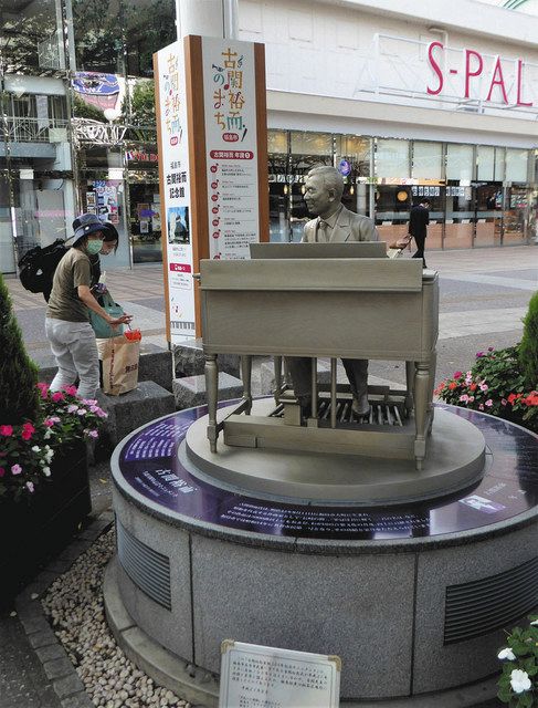 ＪＲ福島駅東口広場で生誕１００周年記念の古関裕而像が観光客を出迎えてくれる＝福島市で
