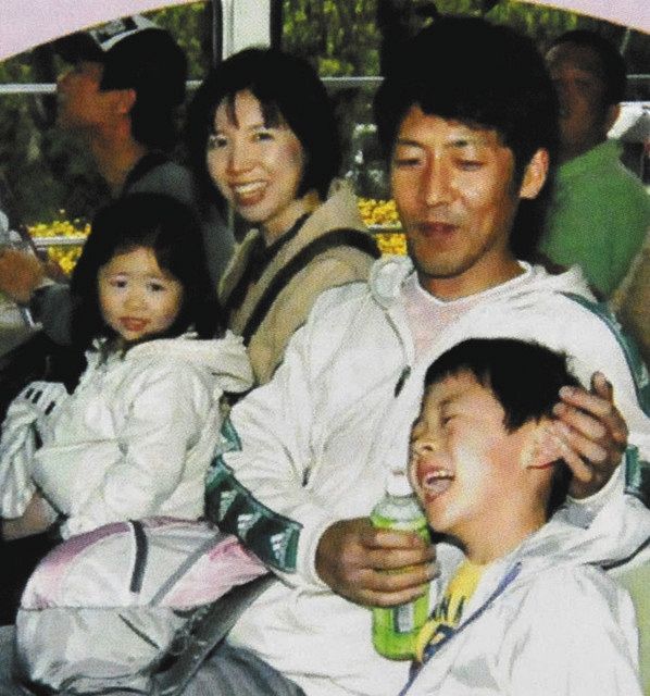 亡くなる４カ月前、家族旅行での三輪敏博さん（右から２人目）。笑顔が印象的だ＝香織さん提供
